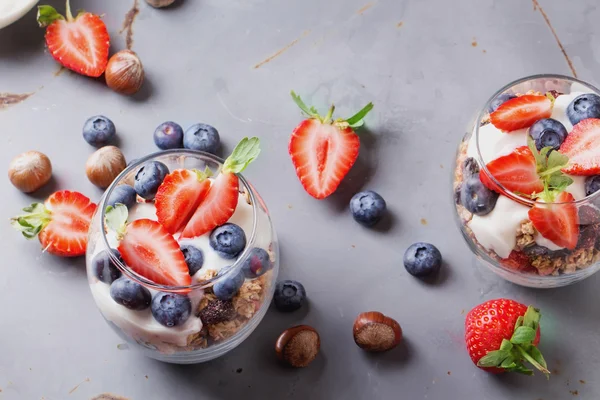 Müsli frukost med bär och Yogurt — Stockfoto