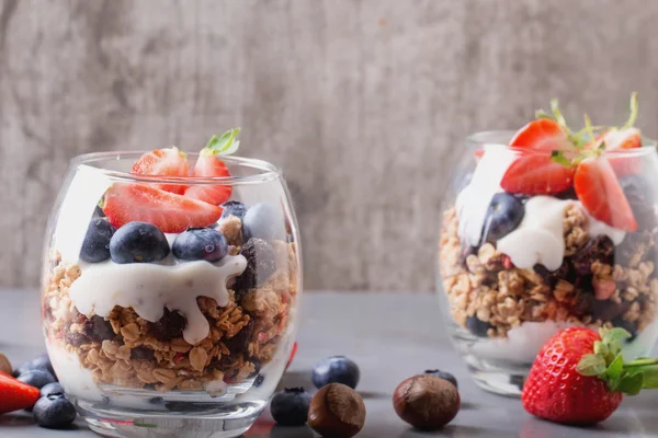 Müsli frukost med bär och Yogurt — Stockfoto