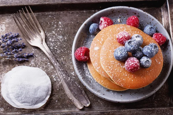 çilek ve çay ile Pancakes