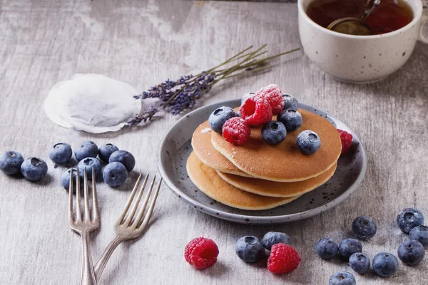 Pancakes with Berries and tea — Stock Photo, Image