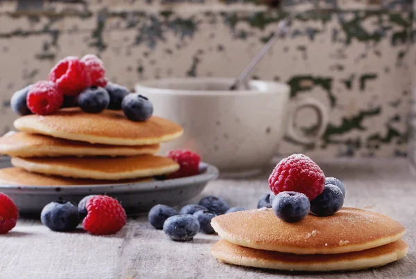 Tortitas con bayas y té — Foto de Stock