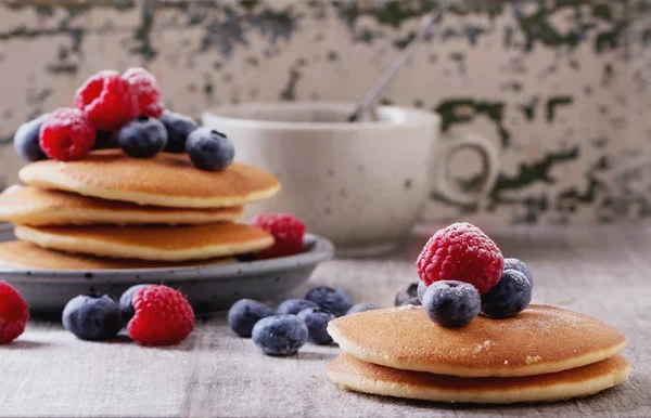 Pancakes with Berries and tea — Stock Photo, Image