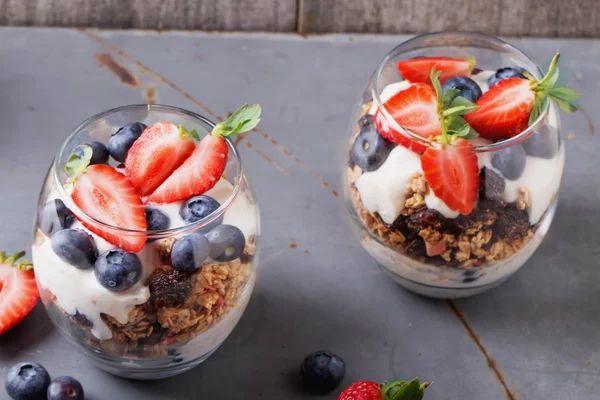 Müsli frukost med bär och Yogurt — Stockfoto