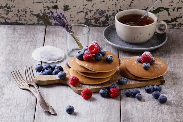 Pfannkuchen mit Beeren und Tee — Stockfoto