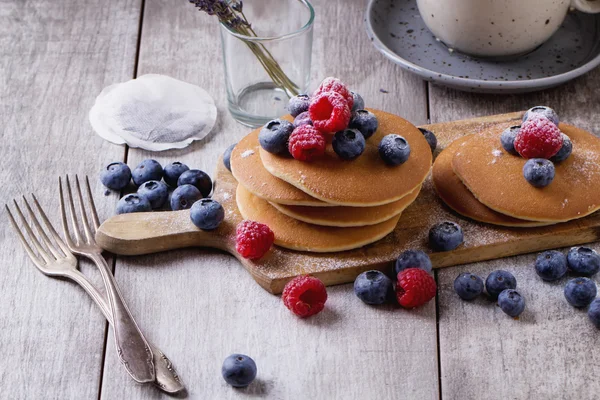 Pancakes with Berries and tea — Stock Photo, Image