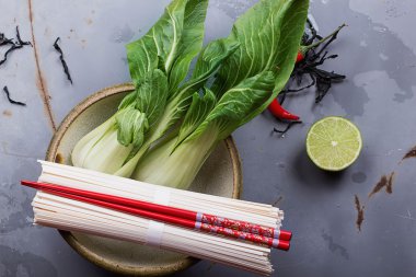 Oryantal sebzeli Japon erişte