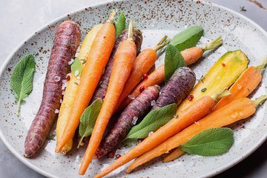 Rustik Metal Arka Planda Renkli Havuçlar