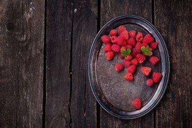 Ahududu rustik ahşap tahta üzerinde