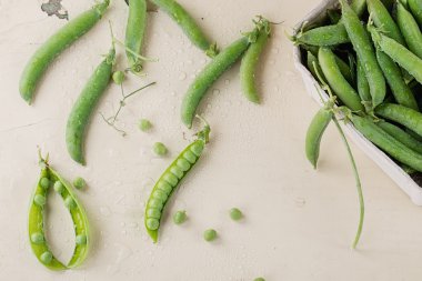 Kağıt kutusunda yeşil bezelye
