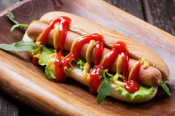 Hot dog a rusztikus háttér — Stock Fotó