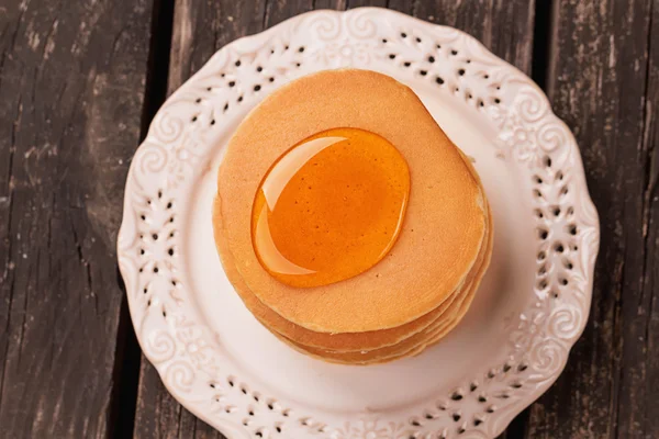 Pfannkuchen auf rustikalem Holzbrett — Stockfoto