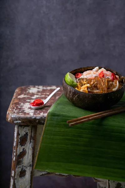 Fideos Tradicionales Tailandeses Fideos Fritos Pad Thai Con Camarones Pollo —  Fotos de Stock