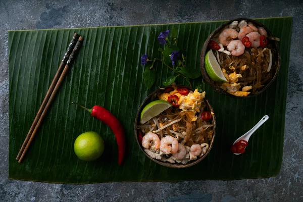 Fideos Tradicionales Tailandeses Fideos Fritos Pad Thai Con Camarones Pollo —  Fotos de Stock