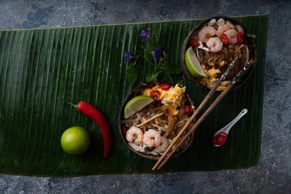 Fideos Tradicionales Tailandeses Fideos Fritos Pad Thai Con Camarones Pollo —  Fotos de Stock