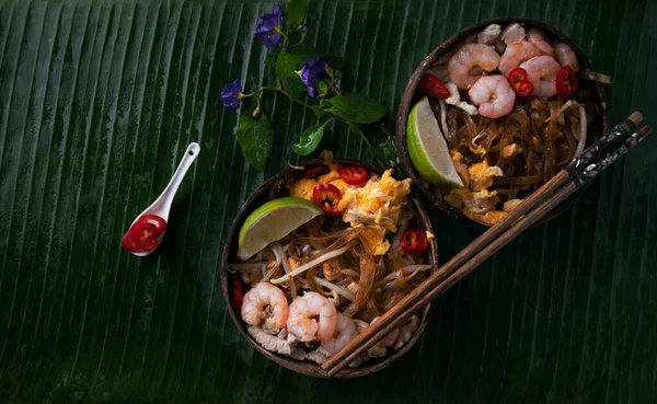 Fideos Tradicionales Tailandeses Fideos Fritos Pad Thai Con Camarones Pollo —  Fotos de Stock