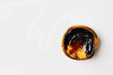 Pastel de Nata. Geleneksel Portekiz tatlısı, beyaz arka planda izole edilmiş yumurtalı tart. Üst Manzara. Uzayı kopyala Kapat.