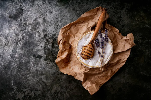 Queso Francés Camembert Con Cazo Miel Tallos Lavanda Seca Sobre — Foto de Stock