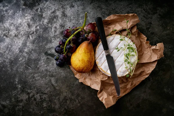 Queso Francés Camembert Con Frutas Hierbas Papel Sobre Fondo Rústico — Foto de Stock