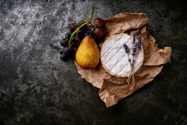 Queso Francés Camembert Con Frutas Tallos Lavanda Seca Sobre Papel — Foto de Stock