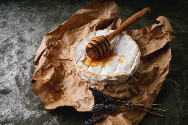 Queso Francés Camembert Con Cazo Miel Tallos Lavanda Seca Sobre — Foto de Stock