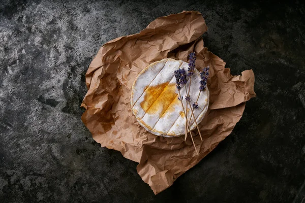 Queso Francés Camembert Cubierto Con Miel Tallos Lavanda Seca Papel — Foto de Stock