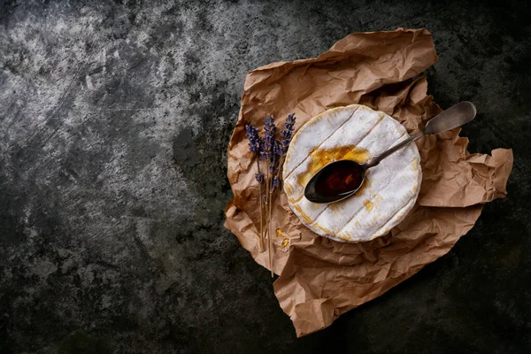 Queso Francés Camembert Con Cuchara Miel Tallos Lavanda Seca Sobre — Foto de Stock