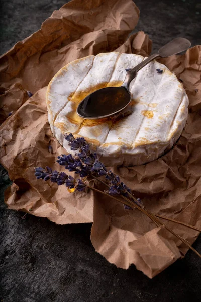 Queso Francés Camembert Con Cuchara Miel Tallos Lavanda Seca Sobre — Foto de Stock