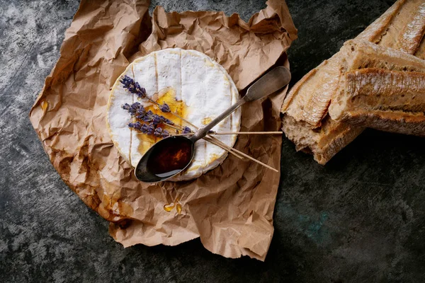 Queso Francés Camembert Con Cuchara Miel Tallos Lavanda Secos Papel — Foto de Stock