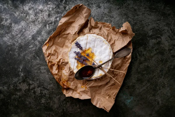 Queso Francés Camembert Con Cuchara Miel Tallos Lavanda Seca Sobre — Foto de Stock