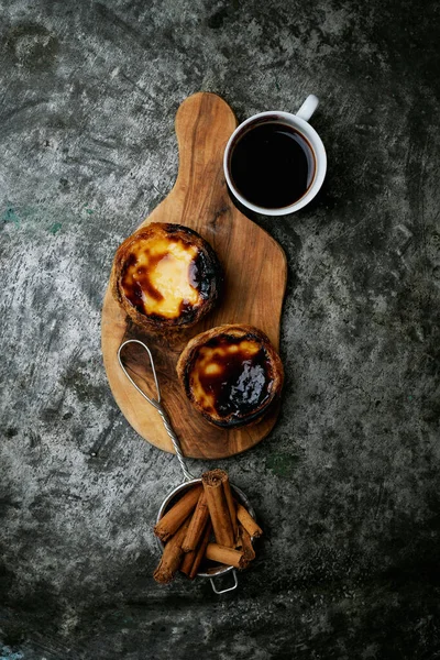 Pastel Nata Postre Tradicional Portugués Tarta Huevo Tablero Con Taza — Foto de Stock