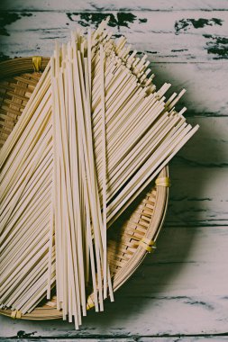 Geleneksel Asya kuru Udon eriştesi. Asya malzemeleri konsepti. Kırsal biçim