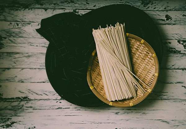 Traditionelle Trockene Asiatische Udon Nudeln Über Einer Runden Bambusmatte Asiatisches — Stockfoto