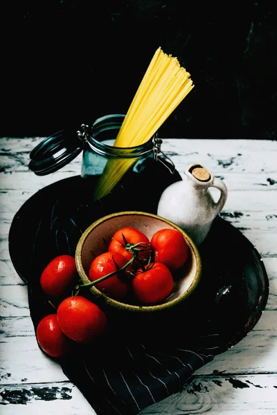Niegotowane Spaghetti Niebieskim Szklanym Słoiku Butelką Oliwy Oliwek Dojrzałymi Organicznymi — Zdjęcie stockowe