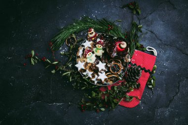 Çeşitli Noel kurabiyeleri ve çeşitli dekorasyonlar. Düz yatıyordu. Üst Görünüm