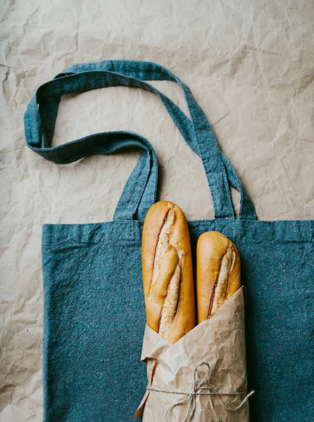 Baguete Tradicional Francesa Sobre Fundo Têxtil Azul Reciclado Envolto Papel — Fotografia de Stock