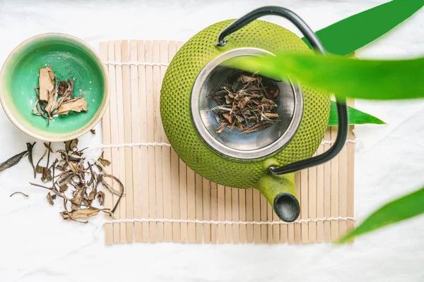 Chinenese Dry Tea Leaves Teapot Decorated Bamboo Leaves Relaxation Concept — Stock Photo, Image