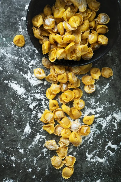 Pasta Cappelletti Cruda Sin Cocer Comida Italiana Tradicional Platos Cerámica —  Fotos de Stock