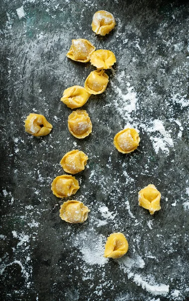 Pasta Cappelletti Cruda Sin Cocer Comida Italiana Tradicional Sobre Fondo —  Fotos de Stock