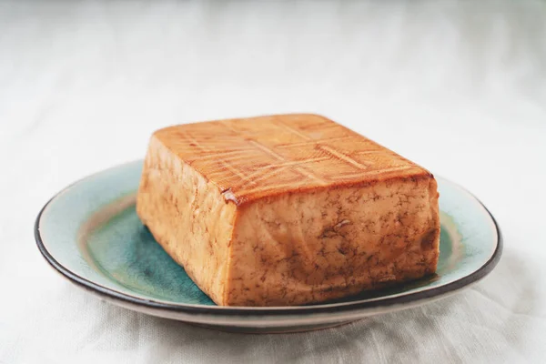 Mattone Formaggio Tofu Somoked Biologico Servito Piatto Blu Tappetino Bambù — Foto Stock