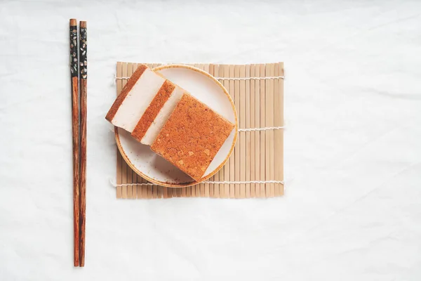 Ziegel Aus Bio Tofu Käse Auf Weißem Teller Über Einer — Stockfoto