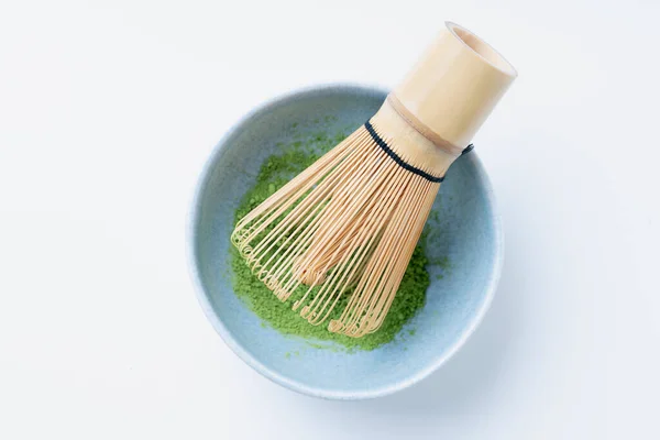 일본의 전통적 분말에다 대나무 수염을 그릇에 담근다 위에서 — 스톡 사진