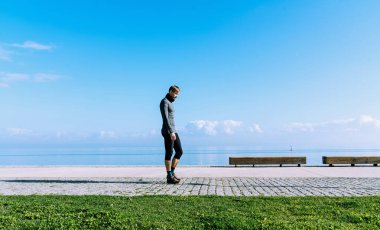 Orta yaşlı bir adam koşuyor, çalışıyor, rıhtımda egzersiz yapıyor. Sağlık sigortası konsepti. Spor konsepti
