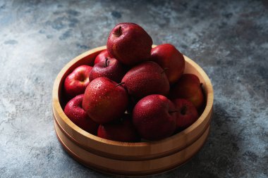 Tahta kasede olgunlaşmış elmalar. Sürdürülebilir depolama kavramı. 