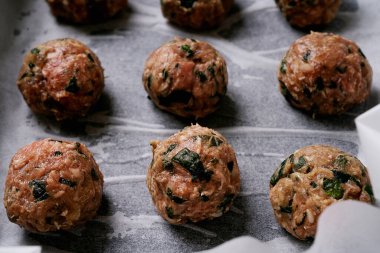 Pişirme kağıdının üzerinde köfte pişirmeye hazır. Ön sırada seçici odaklanma. Kapat.