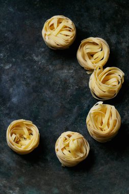 Geleneksel İtalyan Makarnası Tagliatelle kırsal bir arka planda. Düz Yat. Üst Görünüm