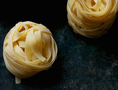 Geleneksel İtalyan Makarnası Tagliatelle ve kırsal bir arka plan Seçici Odak. Kapat..