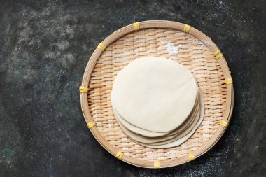Bambu tepsisinde Hint ekmeği chapati için rulo yapılmamış hamur. Konsepti pişirmeye hazır. Kolay yemekler. Ev yemeği. Üst Görünüm Düz Yatay