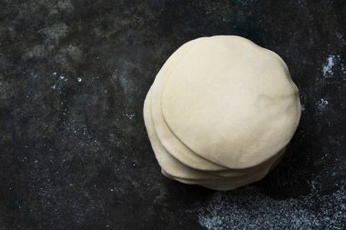 Hint ekmeği chapati için pişmemiş hamur rulosu. Konsepti pişirmeye hazır. Kolay yemekler. Ev yemeği. Üst Görünüm Düz Yatay