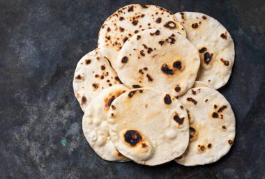 Geleneksel Hint Düz Ekmek Chapati 'si. Kolay ev yemeği konsepti. Üst Manzara. Düz Yat.