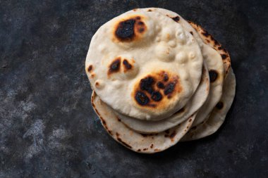 Geleneksel Hint Düz Ekmek Chapati 'si. Kolay ev yemeği konsepti. Üst Manzara. Düz Yat.